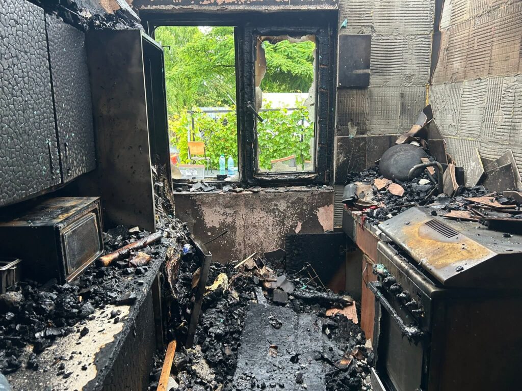 (FOTO) Apel umanitar. Familii rămase fără casă. "Focul ne-a luat aproape tot" 3 apel umanitar familii fără casă Săhăteni