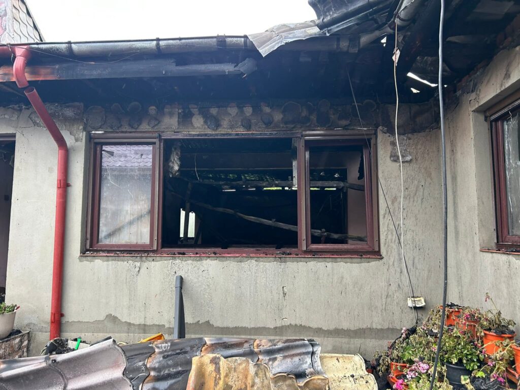 (FOTO) Apel umanitar. Familii rămase fără casă. "Focul ne-a luat aproape tot" 4 apel umanitar familii fără casă Săhăteni