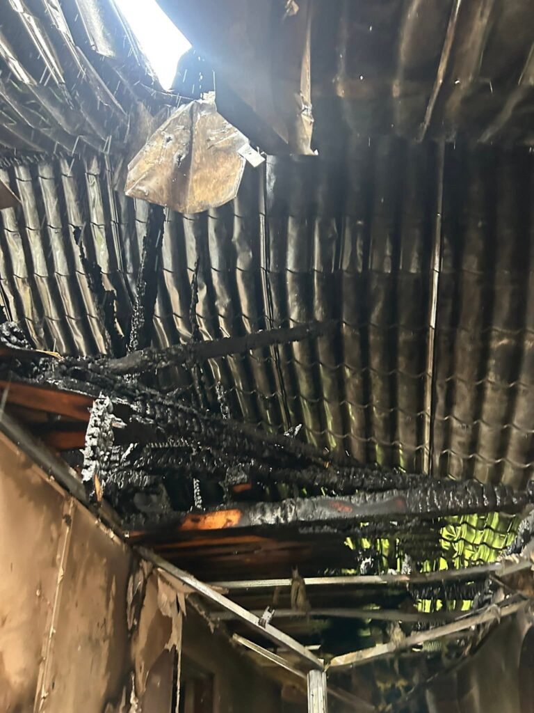 (FOTO) Apel umanitar. Familii rămase fără casă. "Focul ne-a luat aproape tot" 5 apel umanitar familii fără casă Săhăteni