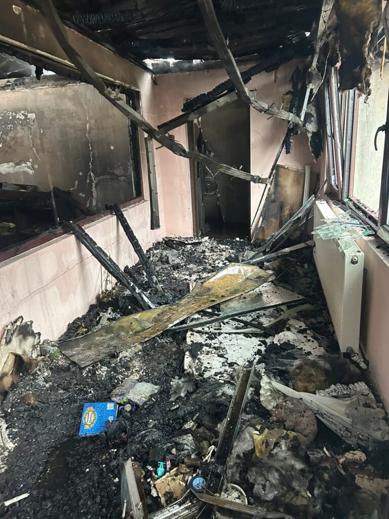 (FOTO) Apel umanitar. Familii rămase fără casă. "Focul ne-a luat aproape tot" 6 apel umanitar familii fără casă Săhăteni
