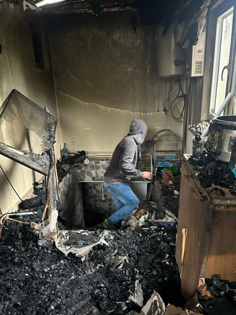 (FOTO) Apel umanitar. Familii rămase fără casă. "Focul ne-a luat aproape tot" 7 apel umanitar familii fără casă Săhăteni