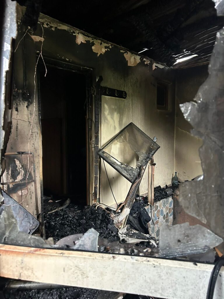 (FOTO) Apel umanitar. Familii rămase fără casă. "Focul ne-a luat aproape tot" 8 apel umanitar familii fără casă Săhăteni