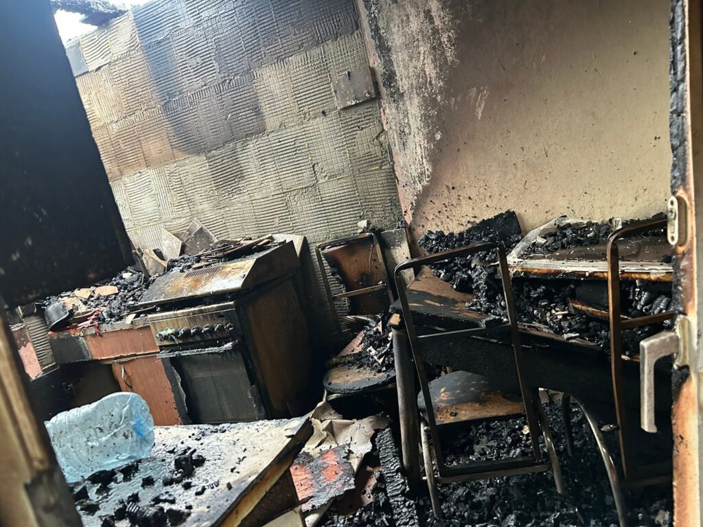 (FOTO) Apel umanitar. Familii rămase fără casă. "Focul ne-a luat aproape tot" 9 apel umanitar familii fără casă Săhăteni