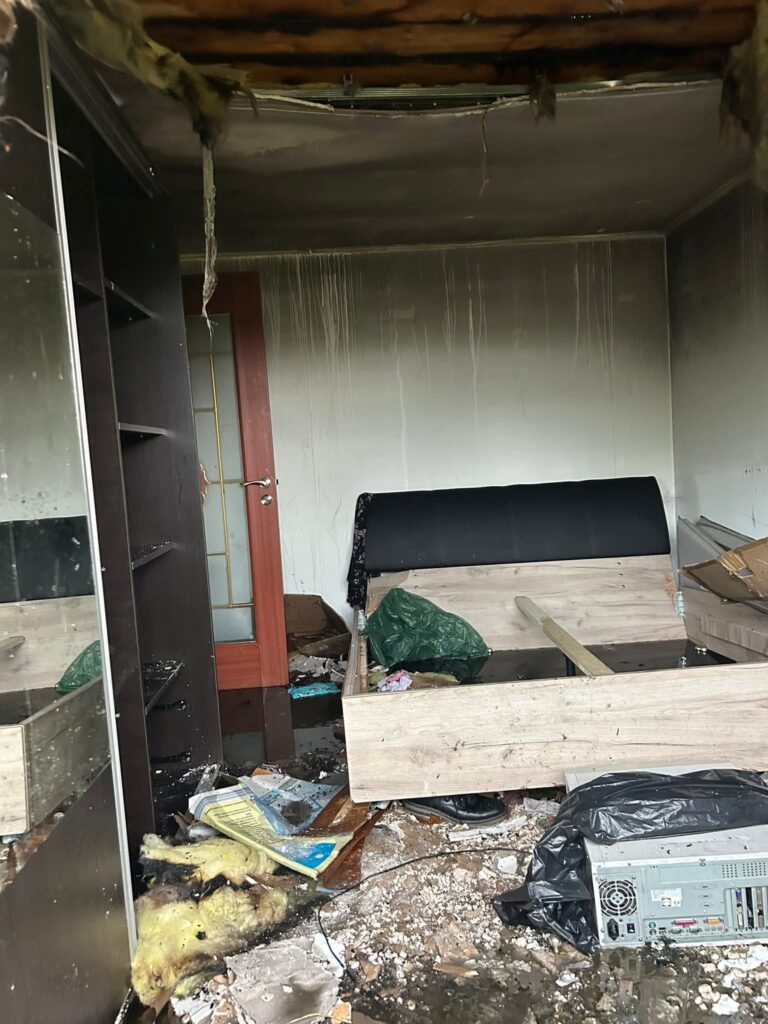 (FOTO) Apel umanitar. Familii rămase fără casă. "Focul ne-a luat aproape tot" 10 apel umanitar familii fără casă Săhăteni