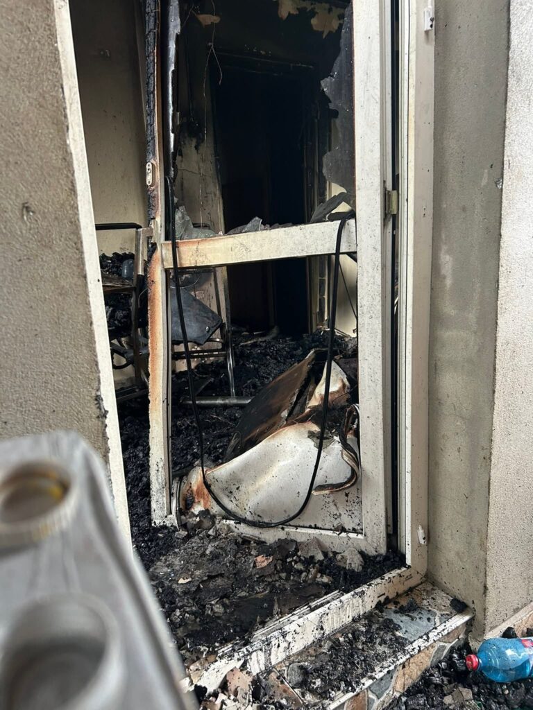 (FOTO) Apel umanitar. Familii rămase fără casă. "Focul ne-a luat aproape tot" 11 apel umanitar familii fără casă Săhăteni