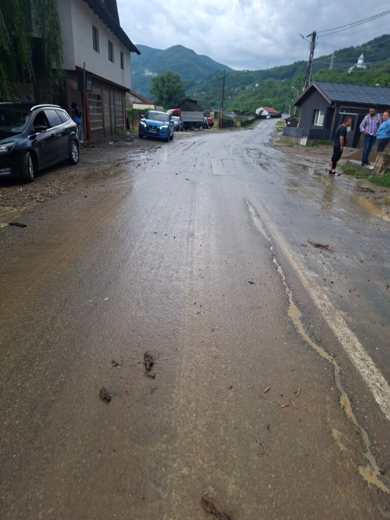 (UPDATE/FOTO) Trafic blocat pe DN10. Șosele și gospodării inundate, după ploile torențiale 2 inundații Buzău, șosea inundată DN 10 Nehoiu Siriu