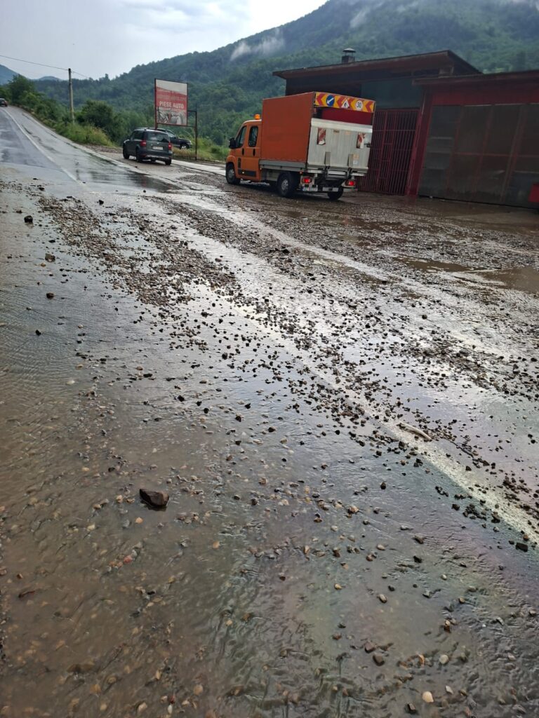 (UPDATE/FOTO) Trafic blocat pe DN10. Șosele și gospodării inundate, după ploile torențiale 1 inundații Buzău, șosea inundată DN 10 Nehoiu Siriu