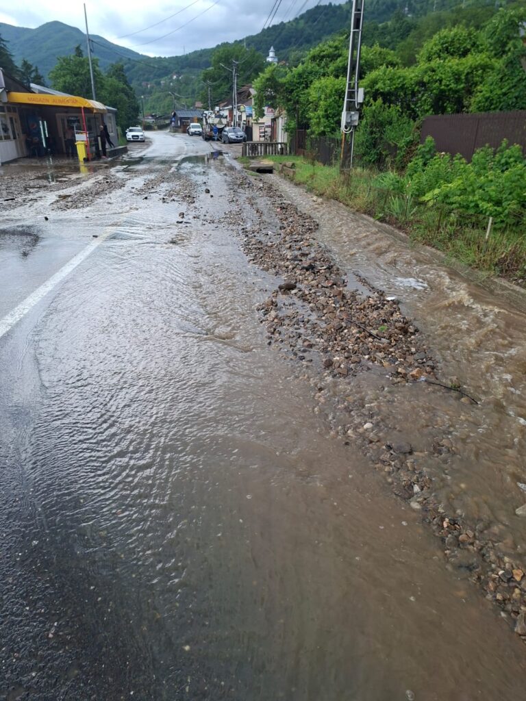 (UPDATE/FOTO) Trafic blocat pe DN10. Șosele și gospodării inundate, după ploile torențiale 3 inundații Buzău, șosea inundată DN 10 Nehoiu Siriu