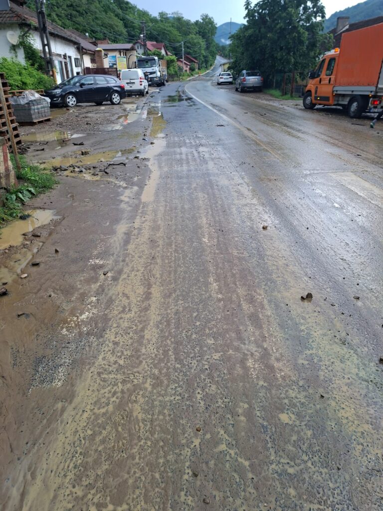 (UPDATE/FOTO) Trafic blocat pe DN10. Șosele și gospodării inundate, după ploile torențiale 4 inundații Buzău, șosea inundată DN 10 Nehoiu Siriu