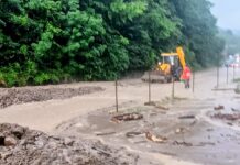 (UPDATE/FOTO) Trafic blocat pe DN10. Șosele și gospodării inundate, după ploile torențiale