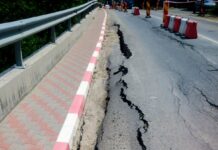 (FOTO) Măsuri de urgență pentru consolidarea DN 10, la Siriu. Pericolul este vizibil