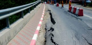 (FOTO) Măsuri de urgență pentru consolidarea DN 10, la Siriu. Pericolul este vizibil