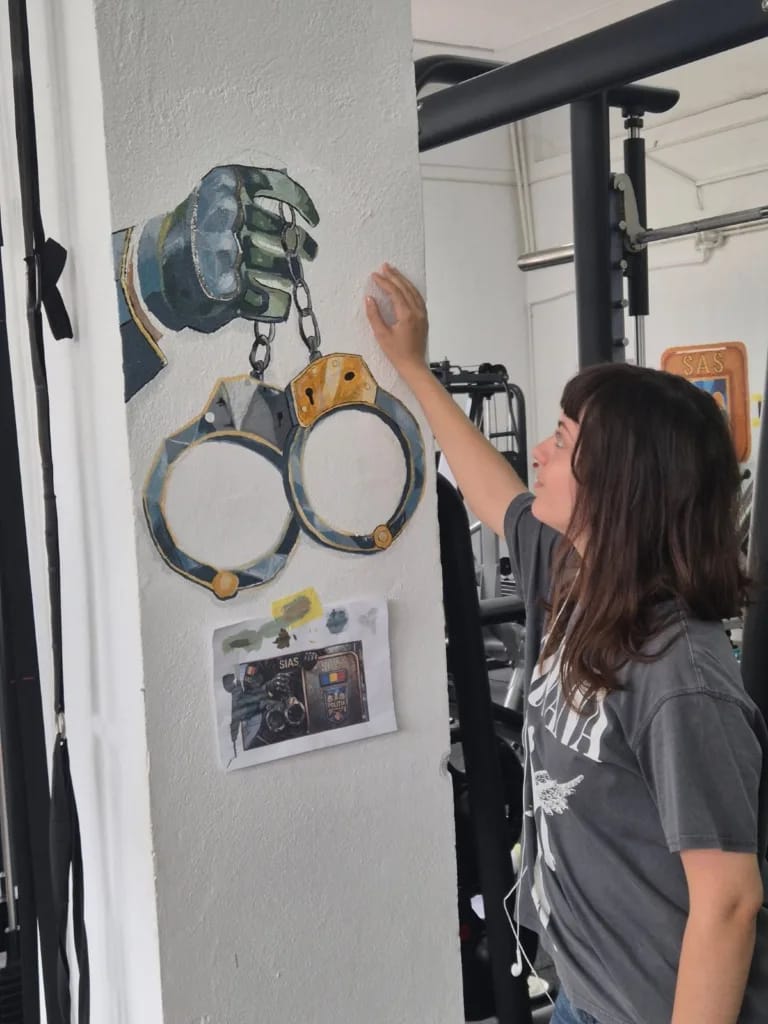 (VIDEO) Ce transformare! Sala de sport a polițiștilor buzoieni, animată de picturile elevilor de la Arte 1 sală de sport IPJ Buzău picturi elevi Liceul de Arte