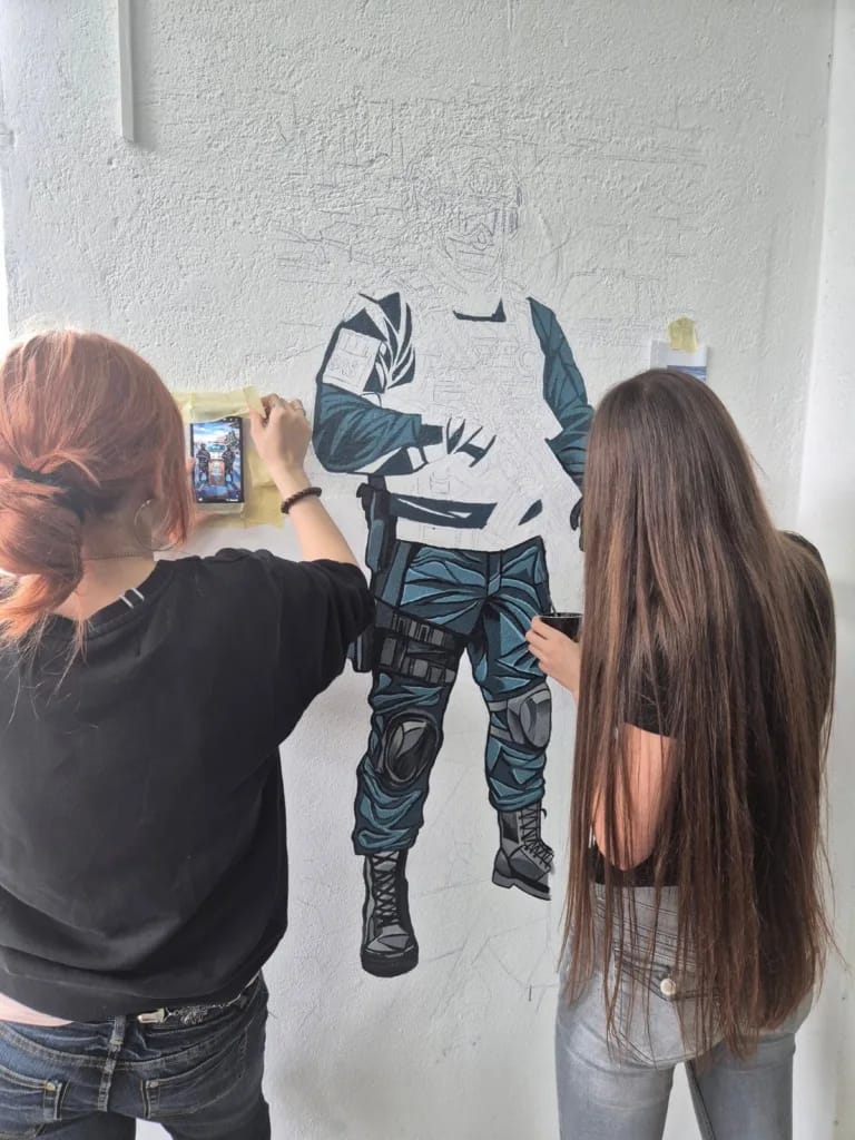 (VIDEO) Ce transformare! Sala de sport a polițiștilor buzoieni, animată de picturile elevilor de la Arte 3 sală de sport IPJ Buzău picturi elevi Liceul de Arte