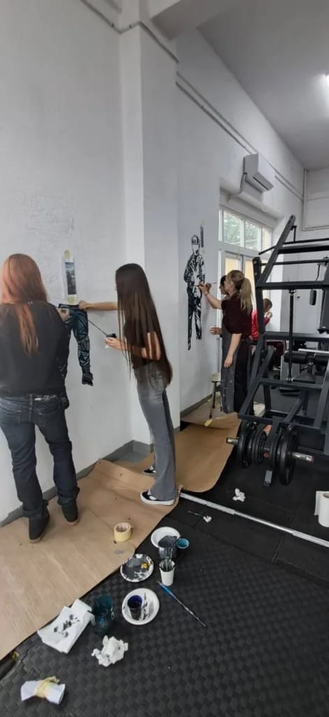 (VIDEO) Ce transformare! Sala de sport a polițiștilor buzoieni, animată de picturile elevilor de la Arte 4 sală de sport IPJ Buzău picturi elevi Liceul de Arte