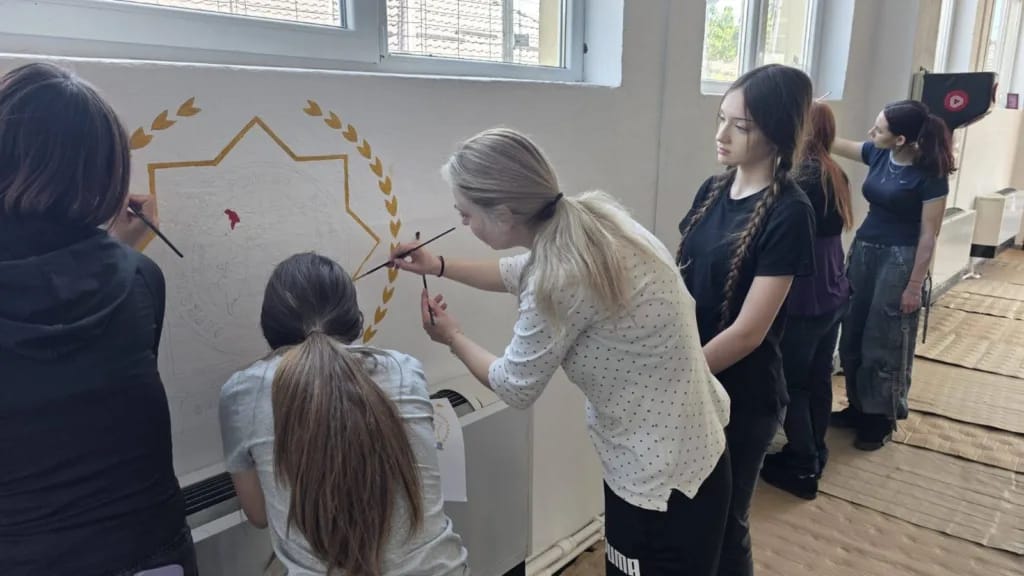 (VIDEO) Ce transformare! Sala de sport a polițiștilor buzoieni, animată de picturile elevilor de la Arte 11 sală de sport IPJ Buzău picturi elevi Liceul de Arte