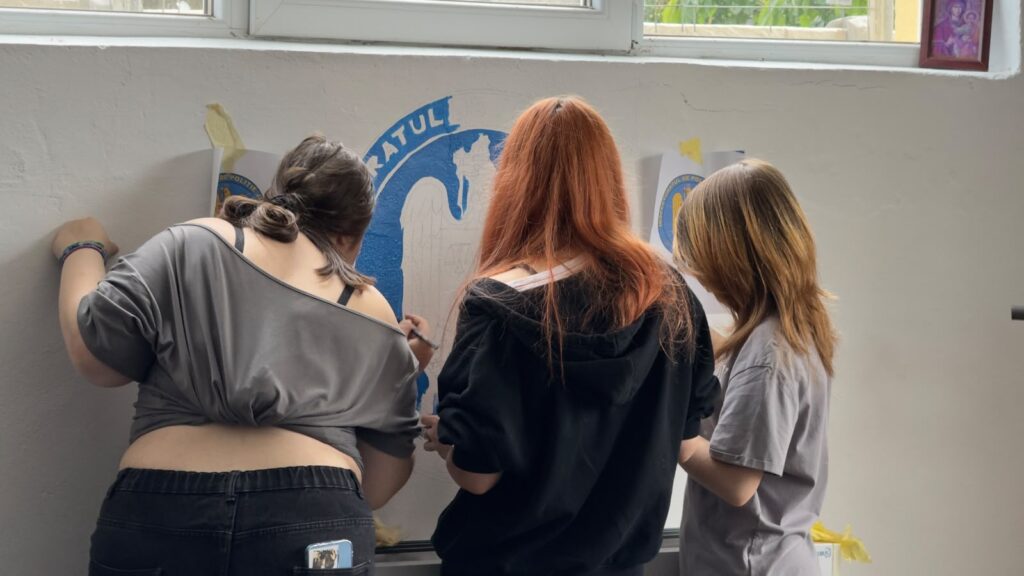 (VIDEO) Ce transformare! Sala de sport a polițiștilor buzoieni, animată de picturile elevilor de la Arte 12 sală de sport IPJ Buzău picturi elevi Liceul de Arte