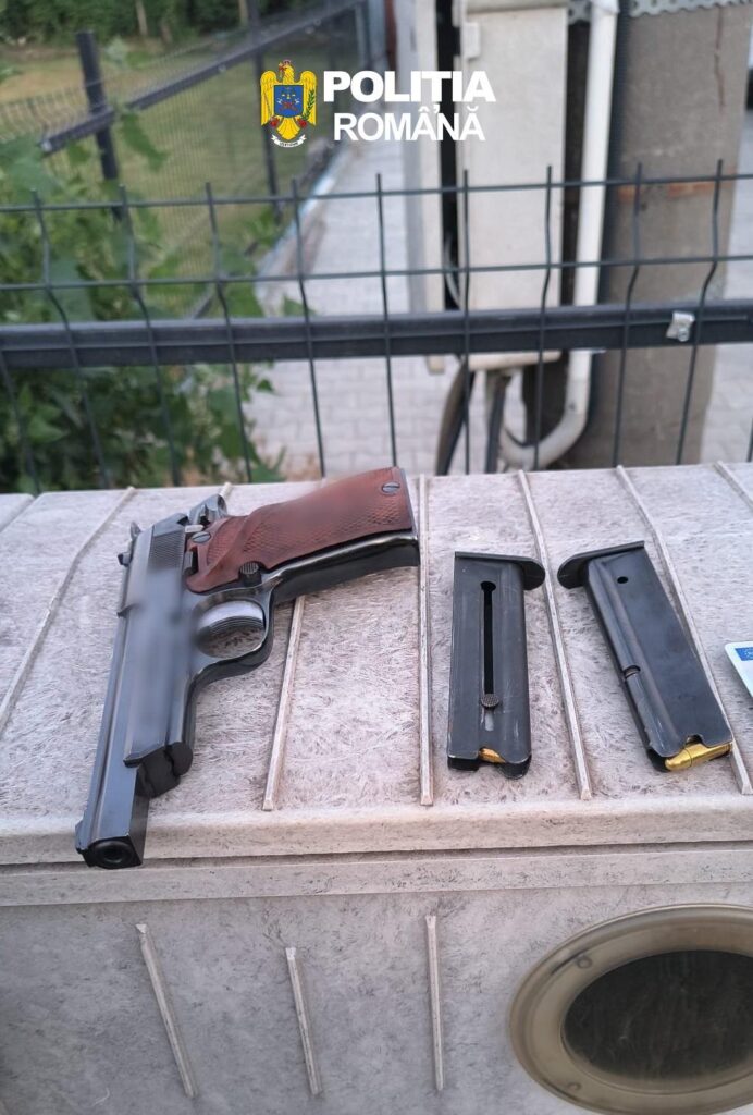 (VIDEO) Mașină confiscată, bărbat reținut. Ce au găsit polițiștii în autoturismul oprit în trafic 2 armă letală neautorizată, mașină confiscată pistol letal Buzău