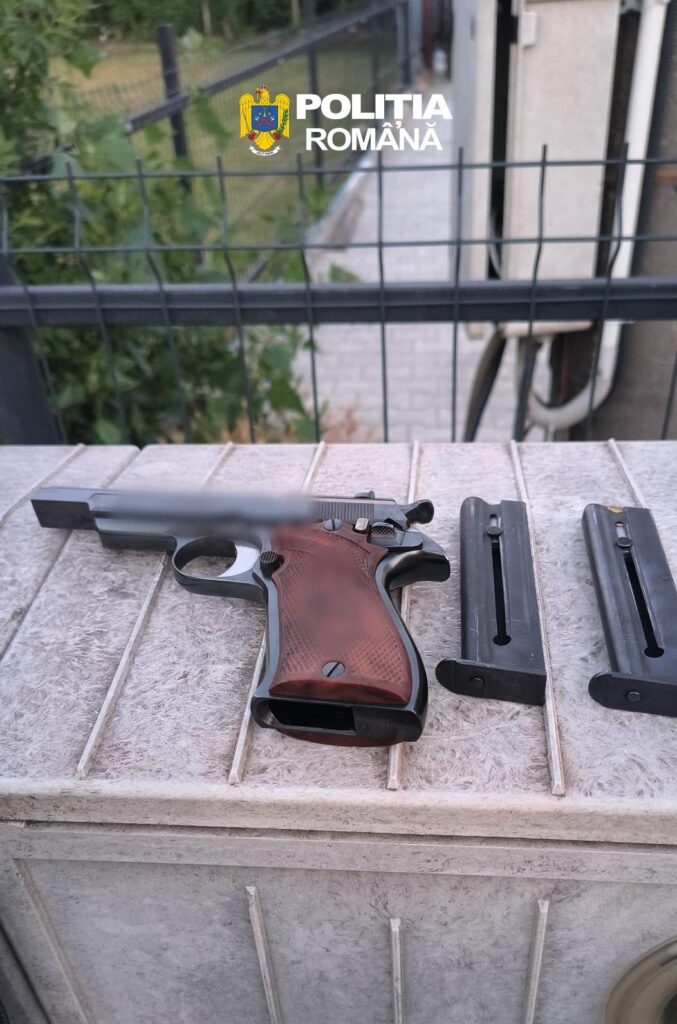 (VIDEO) Mașină confiscată, bărbat reținut. Ce au găsit polițiștii în autoturismul oprit în trafic 3 armă letală neautorizată, mașină confiscată pistol letal Buzău