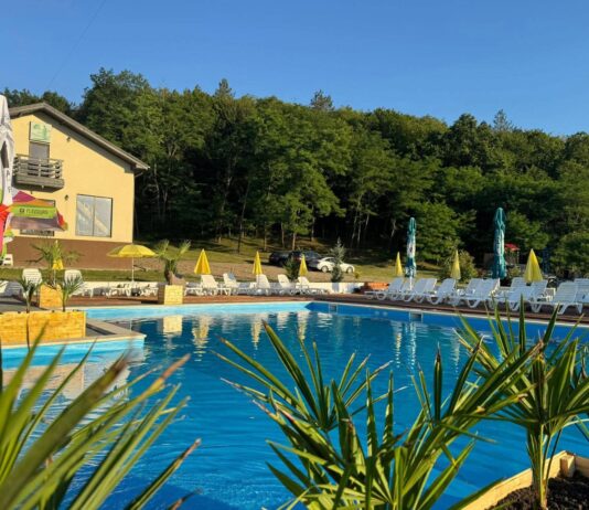 Piscina Vaya Retreat își redeschide porțile! Start de sezon cu „Burger Days” și atmosferă de vacanță