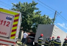 (FOTO) Grav accident în Mărăcineni. Două persoane rănite în urma unui impact frontal