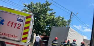(UPDATE/FOTO) Grav accident în Mărăcineni. Două persoane rănite în urma unui impact frontal