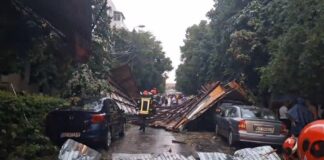 (UPDATE/VIDEO) Urmările vijeliei. Copaci doborâți, acoperiș smuls de pe bloc, mii de familii fără curent, incendiu la Contactoare