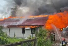 (VIDEO) Case în flăcări, la Săhăteni. Intervin pompieri din Prahova și Buzău
