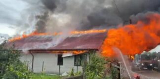 (VIDEO) Case în flăcări, la Săhăteni. Intervin pompieri din Prahova și Buzău