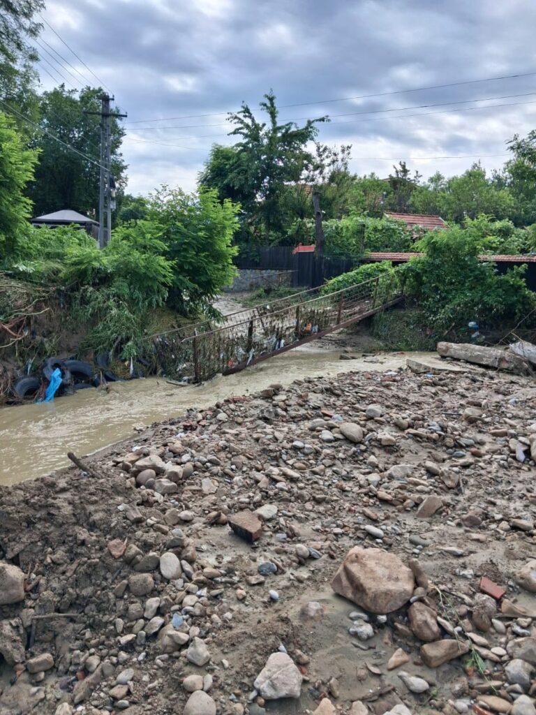 (FOTO) CISLĂU. Apelul primarului, după pagubele produse în comună 1 anunț primar Cislău, apel primar comuna Cislău inundații