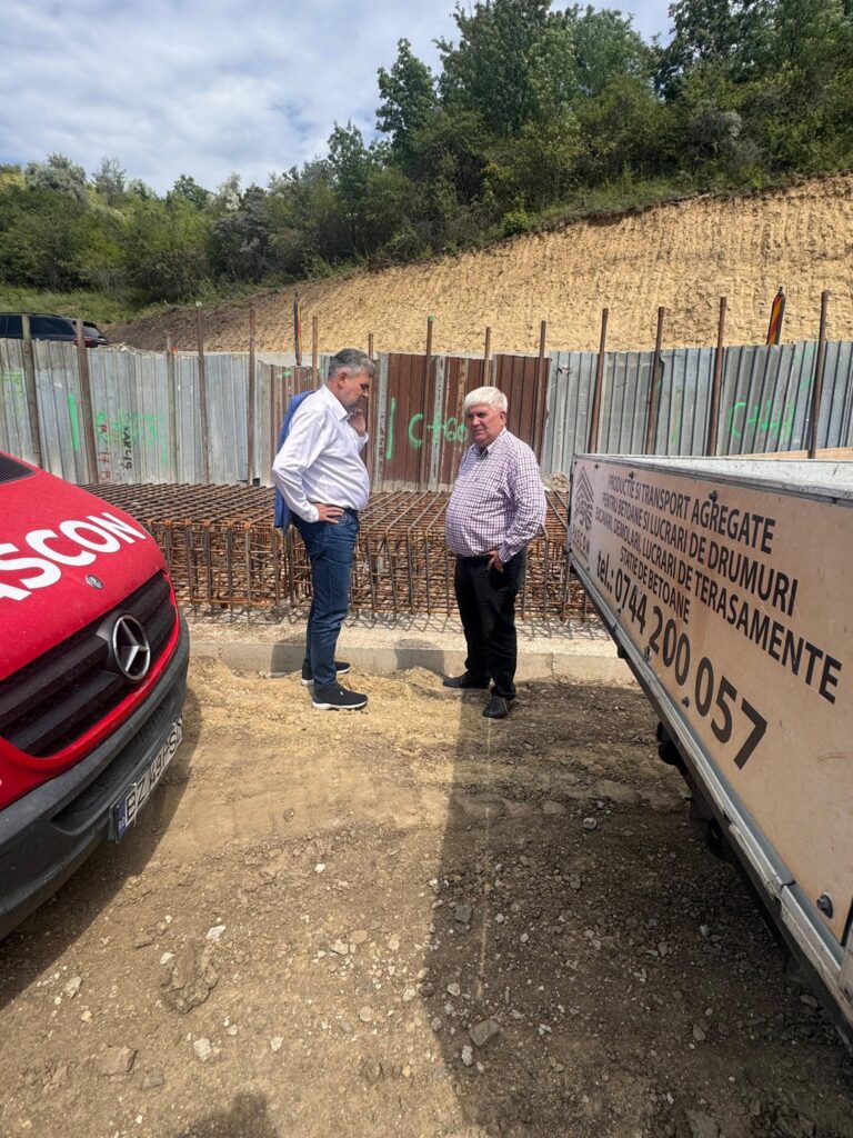 (FOTO) Marcel Ciolacu, pe teren. Verificări pe un drum județean afectat de alunecări 2 Marcel Ciolacu teren DJ Blăjani