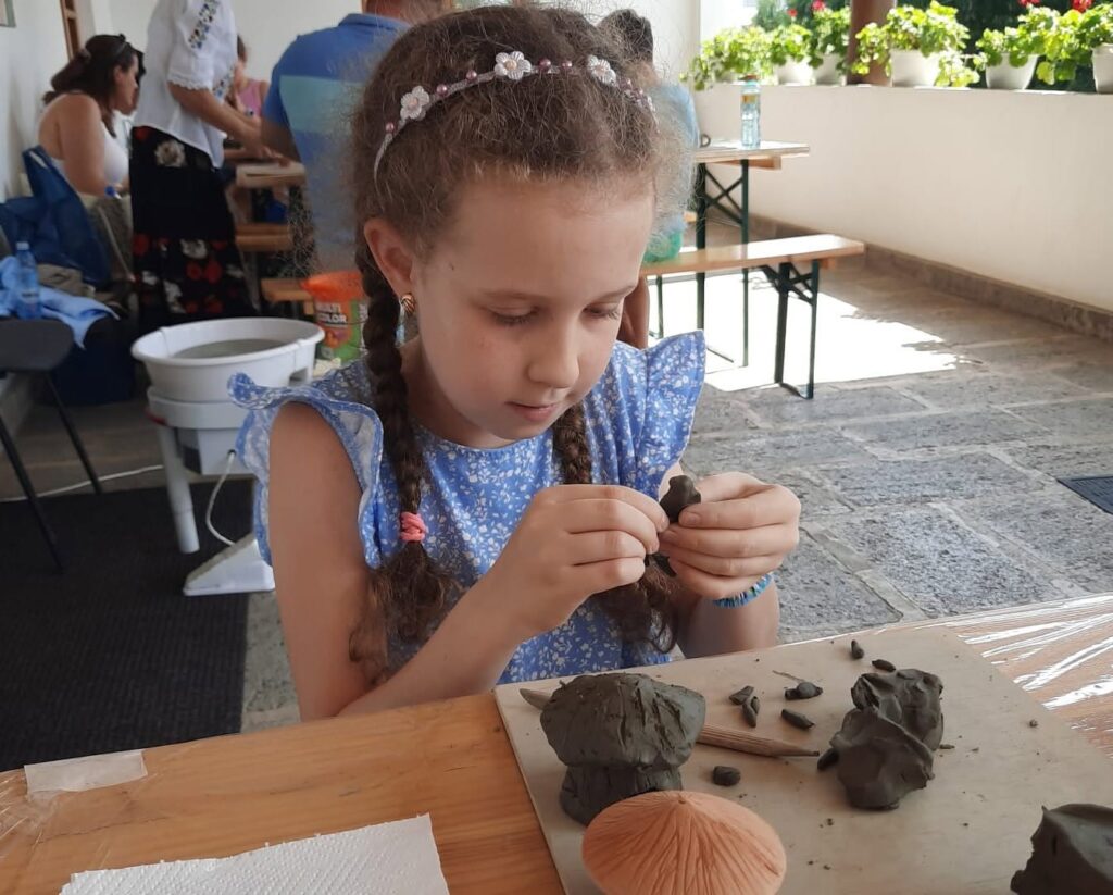 Copiii, invitați la un atelier de modelaj în lut. Participarea e gratuită 2 atelier modelaj lut Muzeul Vergu Mănăilă Buzău