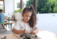 Copiii, invitați la un atelier de modelaj în lut. Participarea e gratuită