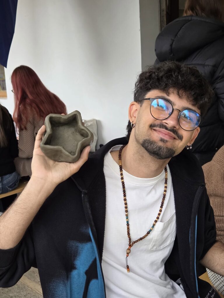 Copiii, invitați la un atelier de modelaj în lut. Participarea e gratuită 3 atelier modelaj lut Muzeul Vergu Mănăilă Buzău