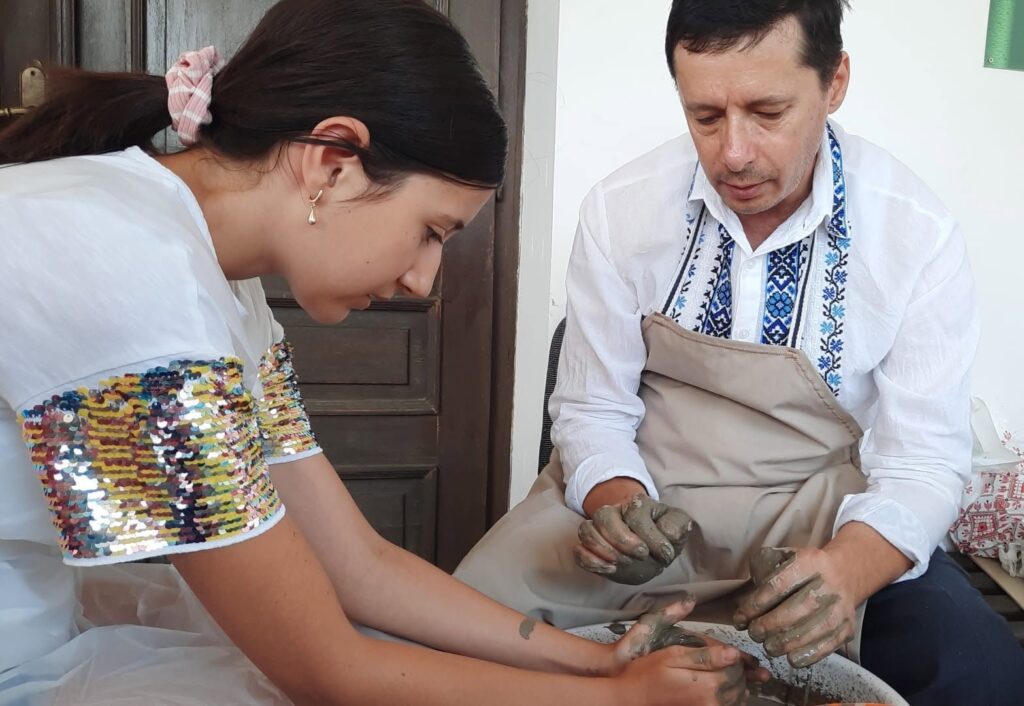 Copiii, invitați la un atelier de modelaj în lut. Participarea e gratuită 1 atelier modelaj lut Muzeul Vergu Mănăilă Buzău