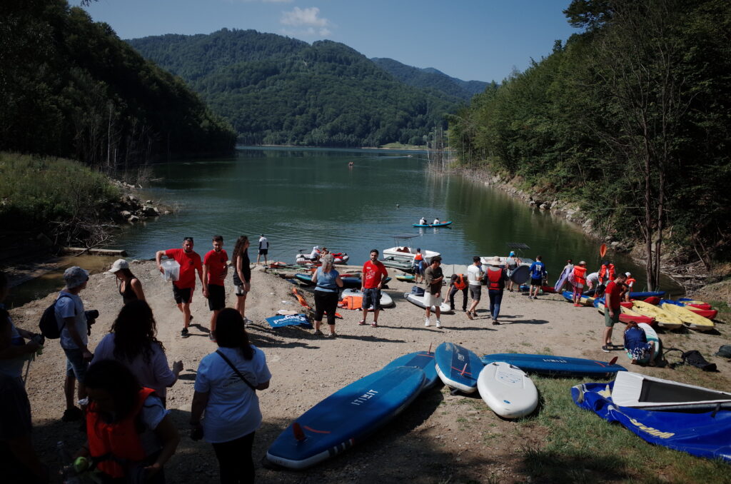 (VIDEO/FOTO) Peste 2 tone de deșeuri, colectate la Lacul Siriu, într-o zi! 4 igienizare Lacul Siriu, tone deșeuri Lacul Siriu