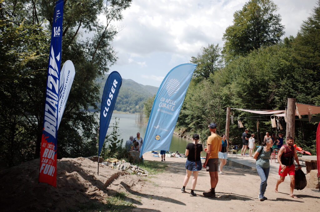 (VIDEO/FOTO) Peste 2 tone de deșeuri, colectate la Lacul Siriu, într-o zi! 5 igienizare Lacul Siriu, tone deșeuri Lacul Siriu