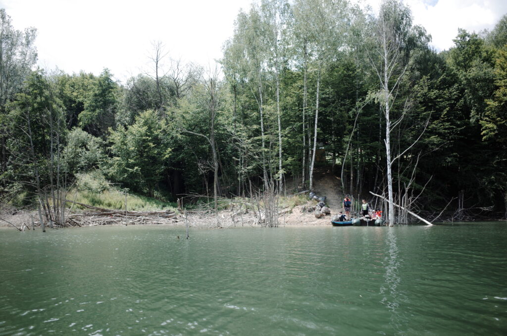 (VIDEO/FOTO) Peste 2 tone de deșeuri, colectate la Lacul Siriu, într-o zi! 11 igienizare Lacul Siriu, tone deșeuri Lacul Siriu