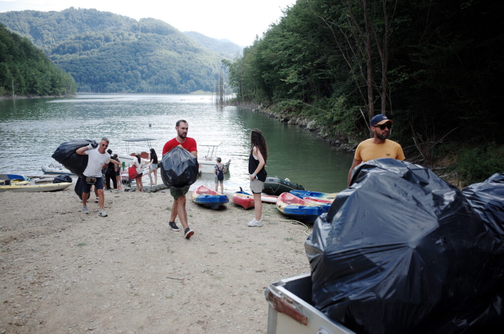 (VIDEO/FOTO) Peste 2 tone de deșeuri, colectate la Lacul Siriu, într-o zi! 7 igienizare Lacul Siriu, tone deșeuri Lacul Siriu