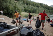 (VIDEO/FOTO) Peste 2 tone de deșeuri, colectate la Lacul Siriu, într-o zi!