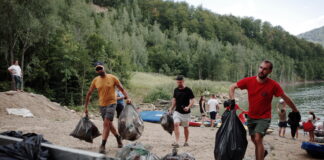 (VIDEO/FOTO) Peste 2 tone de deșeuri, colectate la Lacul Siriu, într-o zi!