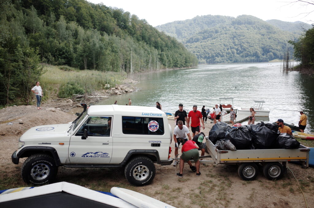 (VIDEO/FOTO) Peste 2 tone de deșeuri, colectate la Lacul Siriu, într-o zi! 8 igienizare Lacul Siriu, tone deșeuri Lacul Siriu