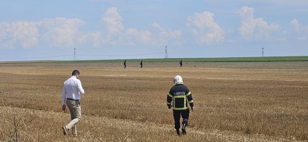 (UPDATE/VIDEO/FOTO) Cercetări la fața locului. Dronă căzută pe câmp, între Padina și Pogoanele. A fost doborâtă de un avion F-16 1 Ro Alert Buzău drone