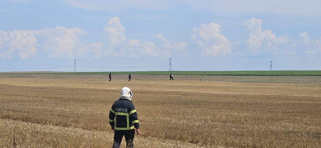 (UPDATE/VIDEO/FOTO) Cercetări la fața locului. Dronă căzută pe câmp, între Padina și Pogoanele. A fost doborâtă de un avion F-16 22 Ro Alert Buzău drone