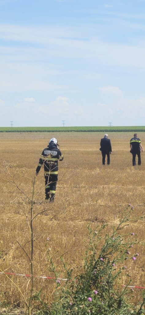 (UPDATE/VIDEO/FOTO) Cercetări la fața locului. Dronă căzută pe câmp, între Padina și Pogoanele. A fost doborâtă de un avion F-16 7 Ro Alert Buzău drone