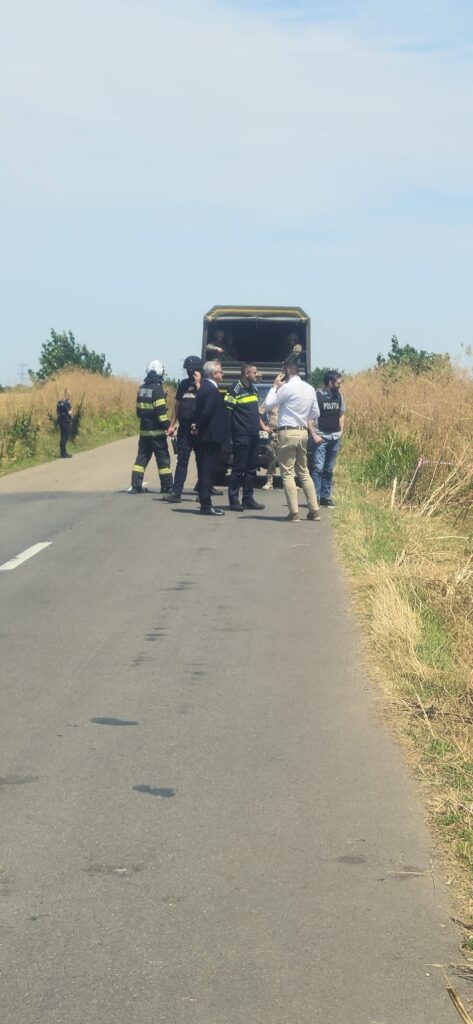 (UPDATE/VIDEO/FOTO) Cercetări la fața locului. Dronă căzută pe câmp, între Padina și Pogoanele. A fost doborâtă de un avion F-16 8 Ro Alert Buzău drone