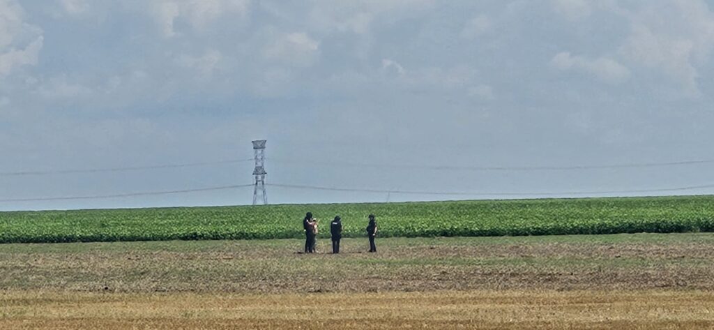 (UPDATE/VIDEO/FOTO) Cercetări la fața locului. Dronă căzută pe câmp, între Padina și Pogoanele. A fost doborâtă de un avion F-16 3 Ro Alert Buzău drone