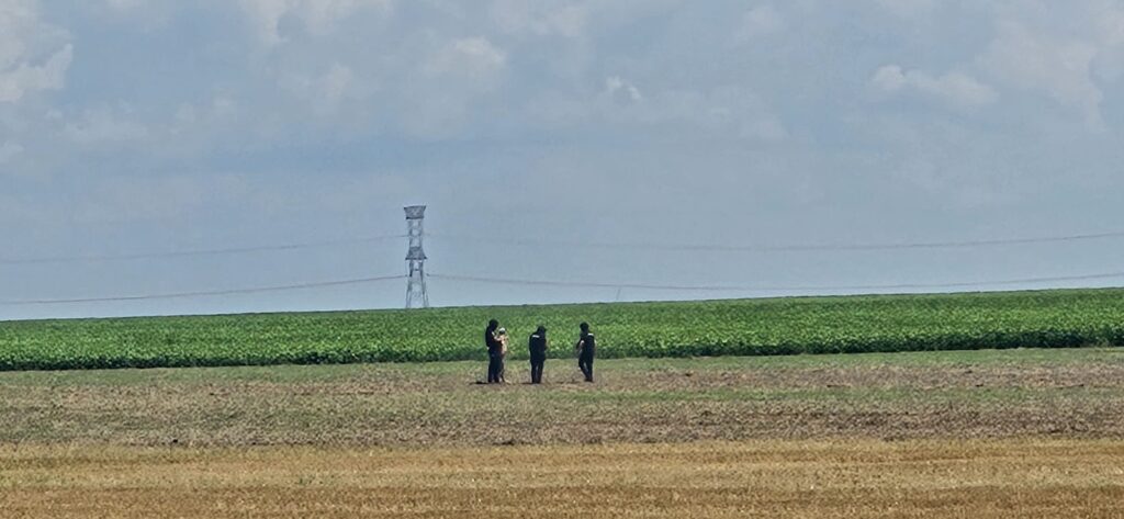 (UPDATE/VIDEO/FOTO) Cercetări la fața locului. Dronă căzută pe câmp, între Padina și Pogoanele. A fost doborâtă de un avion F-16 4 Ro Alert Buzău drone