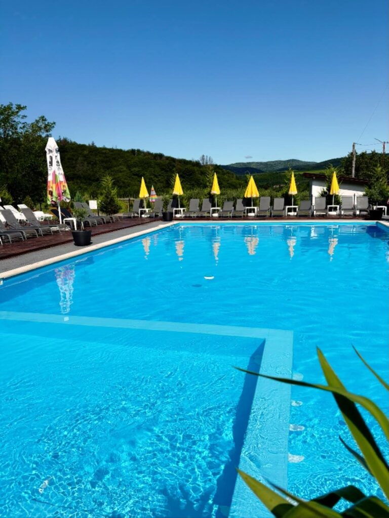O escapadă grecească în inima Buzăului: Weekend mediteranean cu preparate live, la Vaya Retreat 1 piscina Vaya Retreat, Vaya Retreat weekend grecesc 1-2 august 2026
