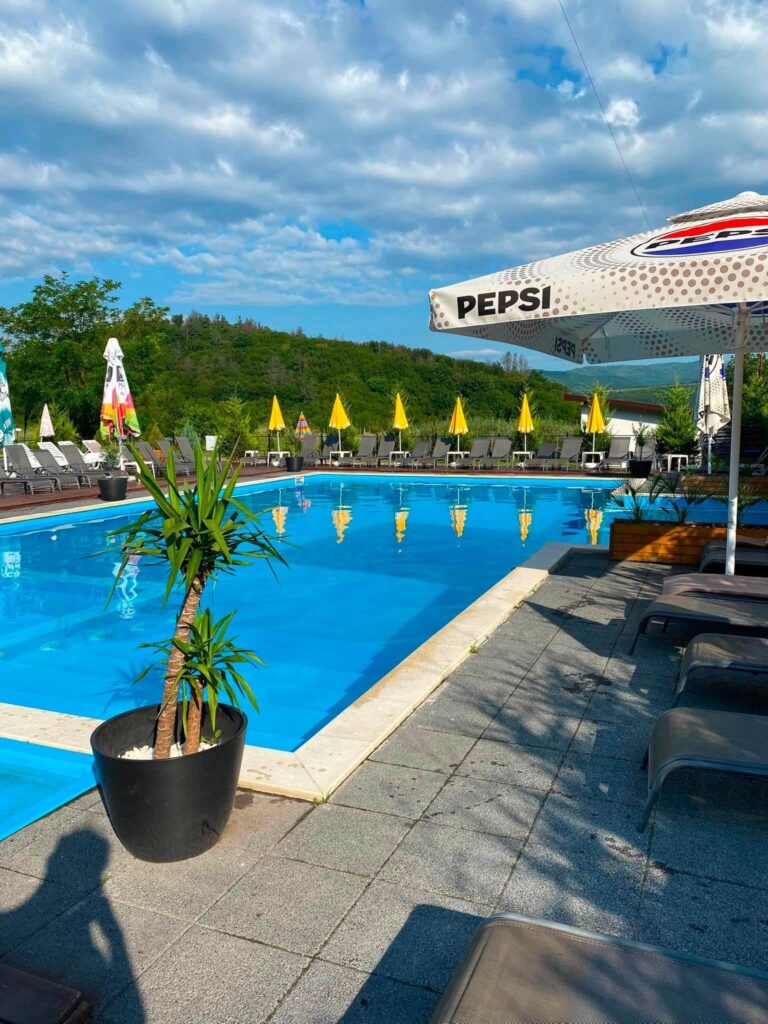 O escapadă grecească în inima Buzăului: Weekend mediteranean cu preparate live, la Vaya Retreat 3 piscina Vaya Retreat, Vaya Retreat weekend grecesc 1-2 august 2026